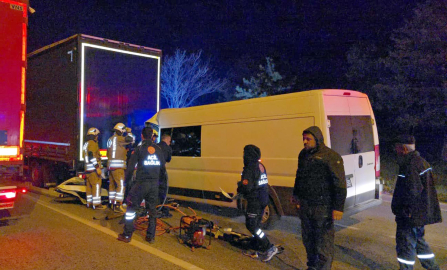Kırmızı ışıkta bekleyen TIR'a çarpan minibüsün sürücüsü öldü