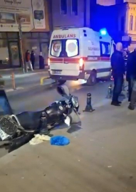 Fatih'te ambulans ile çarpışan motosikletin sürücüsü hayatını kaybetti; kaza anı kamerada