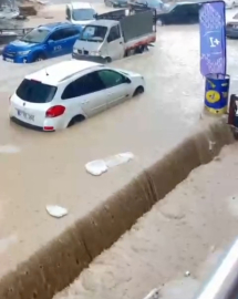 Sağanakta göle dönen sokakta yüzdü (2)