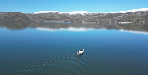 Buzlar çözüldü, balıkçılar sandallarıyla Çıldır Gölü'ne açıldı