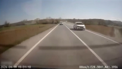 Çatalca’da hatalı sollama yapan otomobil şarampole yuvarlandı: 2 yaralı