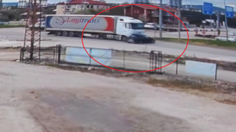 TIR'ın, çarptığı otomobili metrelerce sürüklediği kaza kamerada