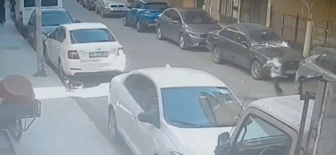 Pendik’te yola fırlayan çocuğa otomobilin çarptığı anlar kamerada