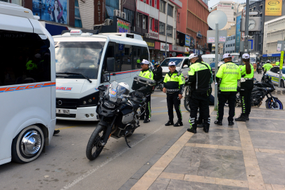 Gereksiz korna kullandığı gerekçesiyle ceza kesildi, gazetecilere hakaret etti
