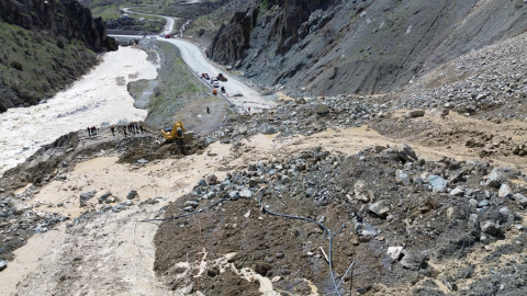 Heyelanın kapattığı Hakkari-Van kara yolunda ulaşım tamamen durdu