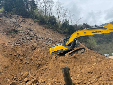 Rize’de heyelan; iş makinesi operatörü saniyelerle kurtuldu
