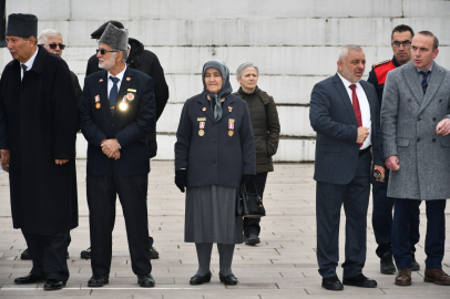 Gazi eşinin vasiyetiyle 10 yıldır tüm resmi törenlere katılıyor
