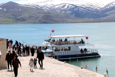 Badem ağaçlarının çiçekleriyle güzelleşen Akdamar Adası'nda turist yoğunluğu/Ek fotoğraflar