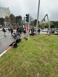 Kamyonetin sinyalizasyon direğine çarptığı kaza araç kamerasında; 4 yaralı