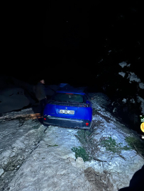 Yaylada araçları kara saplanan tatilciler kurtarıldı