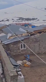Kars'ta kuvvetli rüzgar çatıları uçurdu