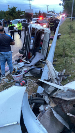 Mersin’de kazanın ardından aydınlatma direğine çarpan otomobil ikiye bölündü: 4 yaralı