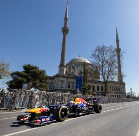 Formula 1 aracı İstanbul sokaklarında / Röportajlarla