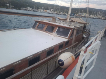 Su alan içinde 3 kişinin bulunduğu tekne, kurtarıldı