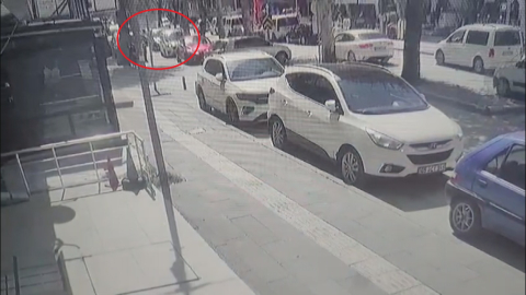 Motosikletin hafif ticari araca çarptığı kaza kamerada