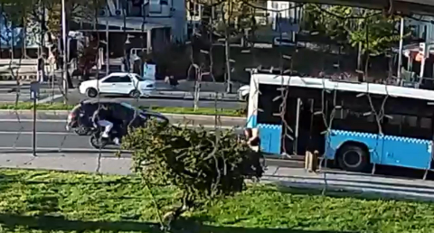 Motosikletin duraktaki otobüse çarptığı kazanın görüntüleri ortaya çıktı
