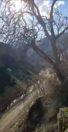 Bahçesaray’da mahalle yoluna inen heyelan kamerada