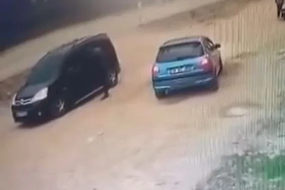 Hafif ticari aracıyla husumetlisine çarpıp ağır yaraladı; o anlar kamerada