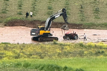 Debisi yükselen çayda traktörüyle mahsur kaldı