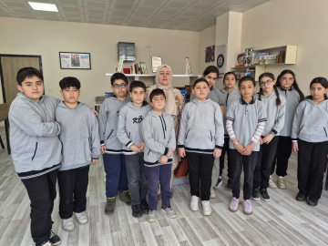 Depremde kaybettiği kızı ve damadı için kütüphane kurdu