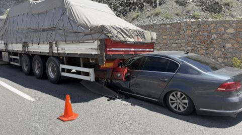 TIR'ın altına giren otomobilin sürücüsü yara almadan kurtuldu