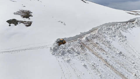 Ordu'da 4 metreyi bulan karla mücadele çalışması