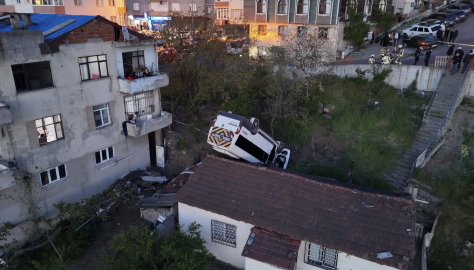 Kağıthane'de evin çatısına düşen okul servisinin şoförü öldü; öğrencileri kazadan az önce indirmiş