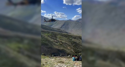 Dağda ot toplarken yaralanan genç askeri helikopterle kurtarıldı