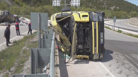 Devrilen parke yüklü TIR'ın şoförü öldü
