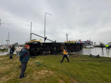 TIR aydınlatma direğine çarpıp, devrildi; 1 yaralı