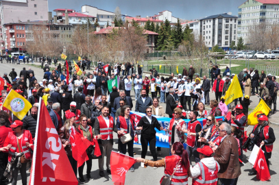 Kars’ta davullu-zurnalı 1 Mayıs kutlaması
