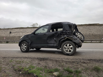 Minibüs, otomobile ve tabela direğine çarptı: 1 ölü