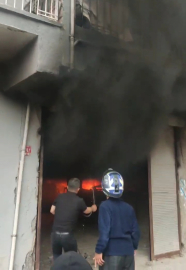Yangına hortumla müdahale etmeye çalıştı; o anlar kamerada