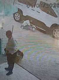 Hafif ticari aracın altındaki topunu almak isteyen çocuk, son anda kurtarıldı