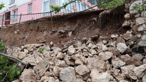 Amasya’da 5 katlı binanın istinat duvarı çöktü
