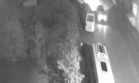 Sürücünün, otomobiliyle park halindeki minibüse çarpıp kaçtığı anlar kamerada