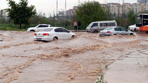 Gaziantep’te sağanak ve fırtınada çatılar uçtu, ağaçlar devrildi: 23 yaralı