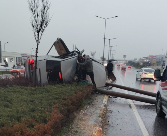 Aydınlatma direğine çarpan otomobilin sürücüsü yaralandı