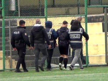 Orta hakemin yüzünden yumruklandığı maç tatil edildi; futbolcu gözaltına alındı