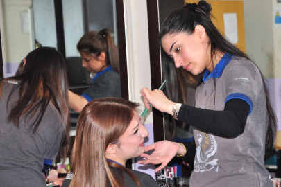 Moda tasarımı öğrencileri, 19 Mayıs için Türk bayrağı dikiyor / Ek fotoğraflar