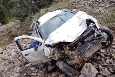 Taklalar atarak uçuruma yuvarlanan otomobilden yaralı kurtuldu