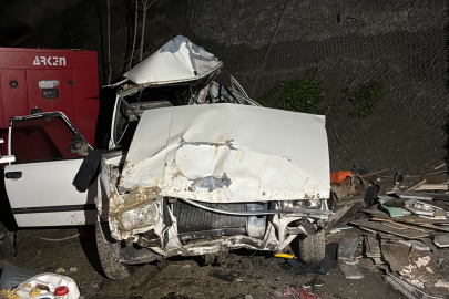 Apartmanın bahçesine düşen otomobilden atlayarak kurtuldular