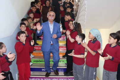Emekliye ayrılan 47 yıllık öğretmeni 'Hatıran Yeter' şarkısıyla uğurladılar
