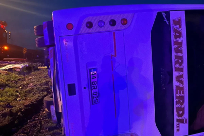 Taraftarları taşıyan yolcu midibüsü devrildi: 25 yaralı