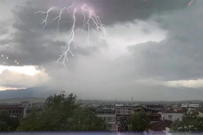 Tokat'ta peş peşe düşen yıldırımlar kameraya yansıdı