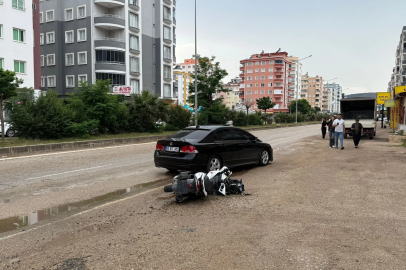 Motosiklet, hafif ticari araç ve otomobilin çarpıştığı kazada 2 kişi yaralandı