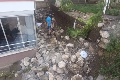 Amasya’da 5 katlı binanın istinat duvarı çöktü