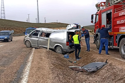 Sivas'ta minibüs devrildi: 1 ölü, 8 yaralı