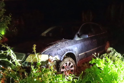 Tarlaya uçan otomobilini bırakıp kaçtı 