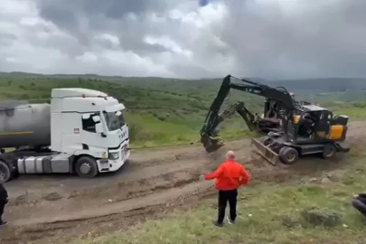 Bayram trafiğinden kaçıp orman yollarına giren sürücülerin araçları çamura saplandı